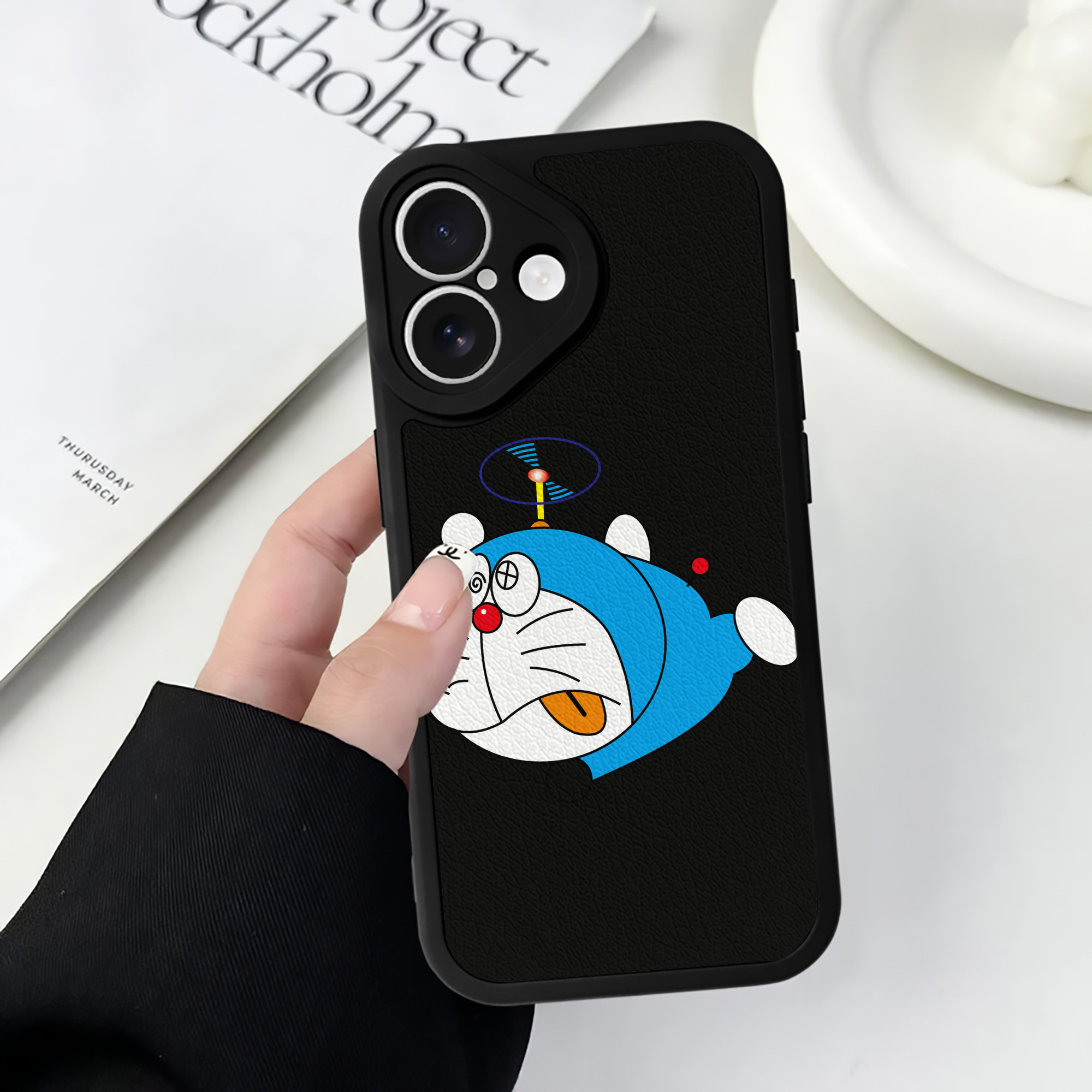 （画像用） ドラえもん Doraemon 【iPhone 16シリーズ対応】シリコンスマホケース（レザー調） 材質：シリコン